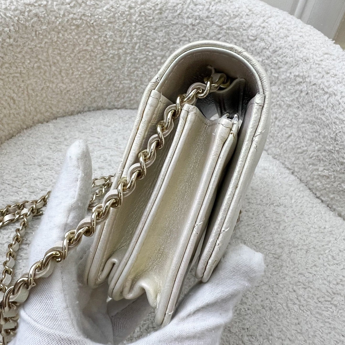 GLM-Mini Wallet On Chain WOC in 20B Iridescent Ivory Lambskin and LGHW (Model: AP1649)