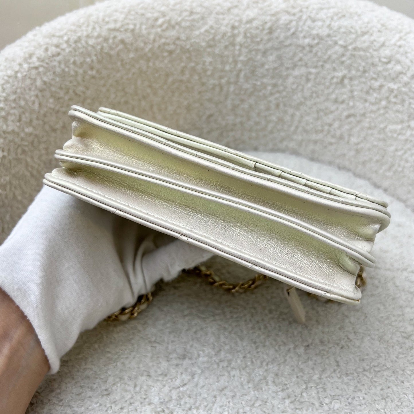 GLM-Mini Wallet On Chain WOC in 20B Iridescent Ivory Lambskin and LGHW (Model: AP1649)