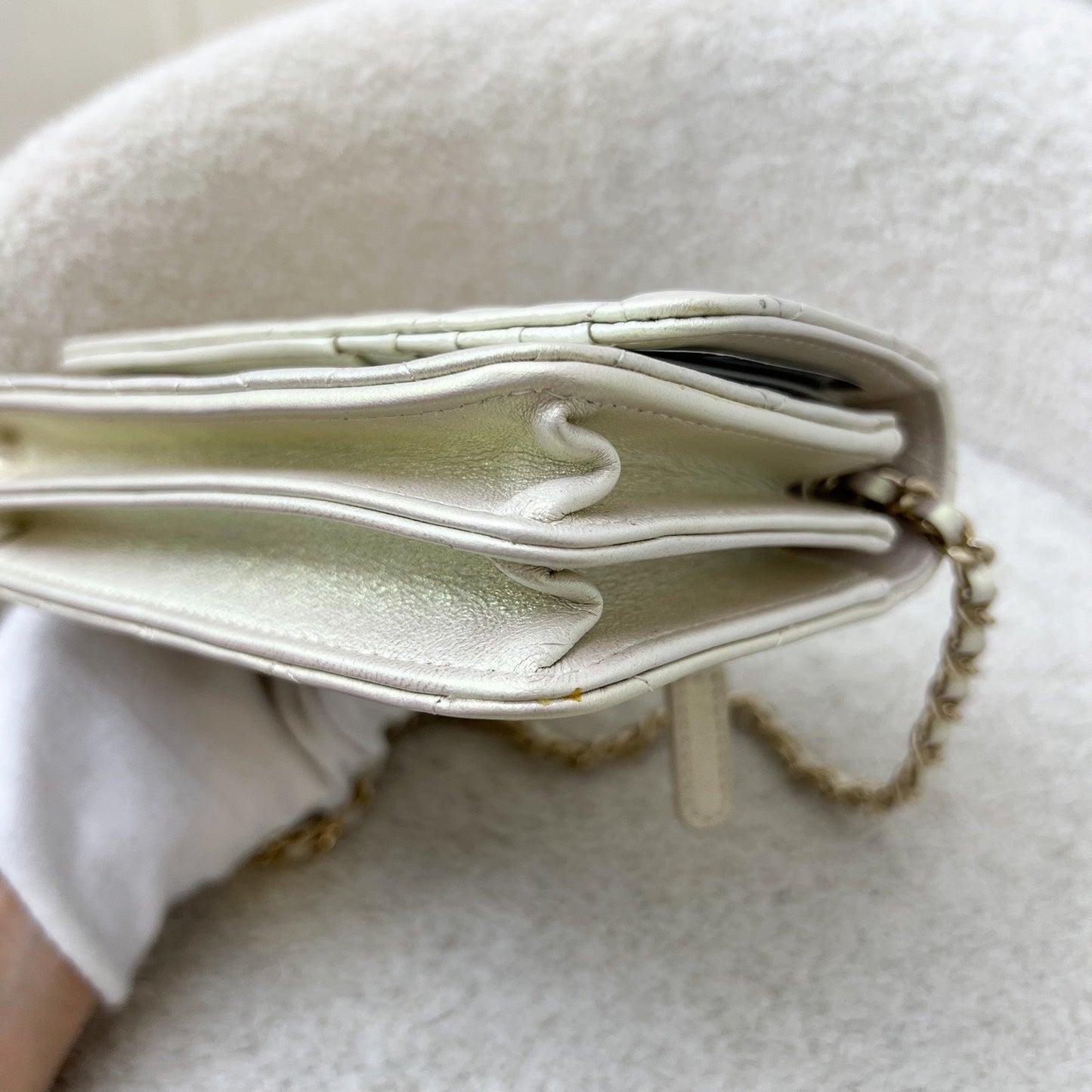 GLM-Mini Wallet On Chain WOC in 20B Iridescent Ivory Lambskin and LGHW (Model: AP1649)