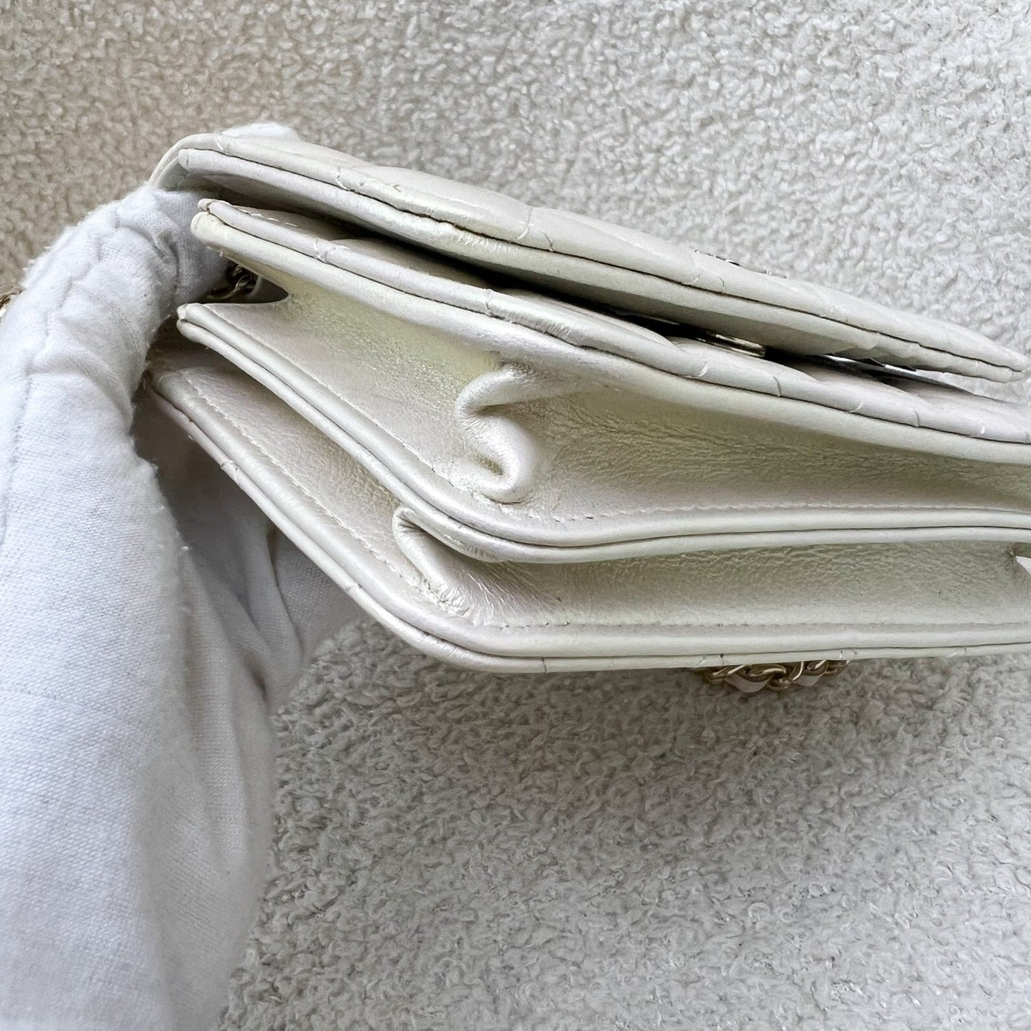 GLM-Mini Wallet On Chain WOC in 20B Iridescent Ivory Lambskin and LGHW (Model: AP1649)