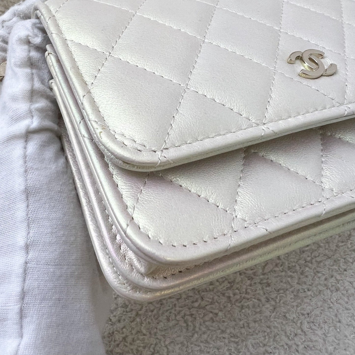 GLM-Mini Wallet On Chain WOC in 20B Iridescent Ivory Lambskin and LGHW (Model: AP1649)