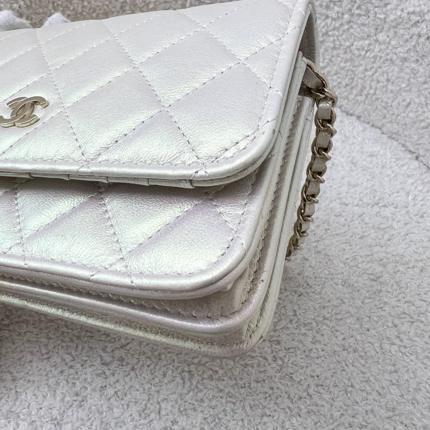 GLM-Mini Wallet On Chain WOC in 20B Iridescent Ivory Lambskin and LGHW (Model: AP1649)