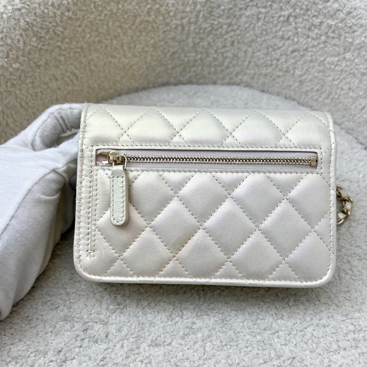 GLM-Mini Wallet On Chain WOC in 20B Iridescent Ivory Lambskin and LGHW (Model: AP1649)