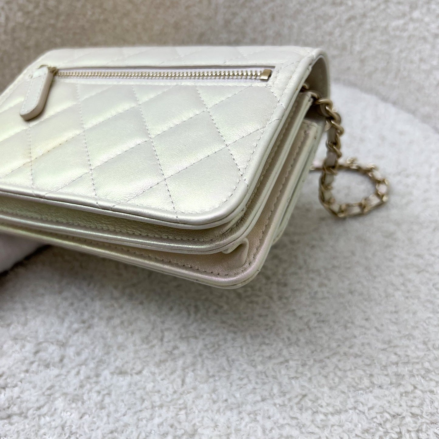 GLM-Mini Wallet On Chain WOC in 20B Iridescent Ivory Lambskin and LGHW (Model: AP1649)