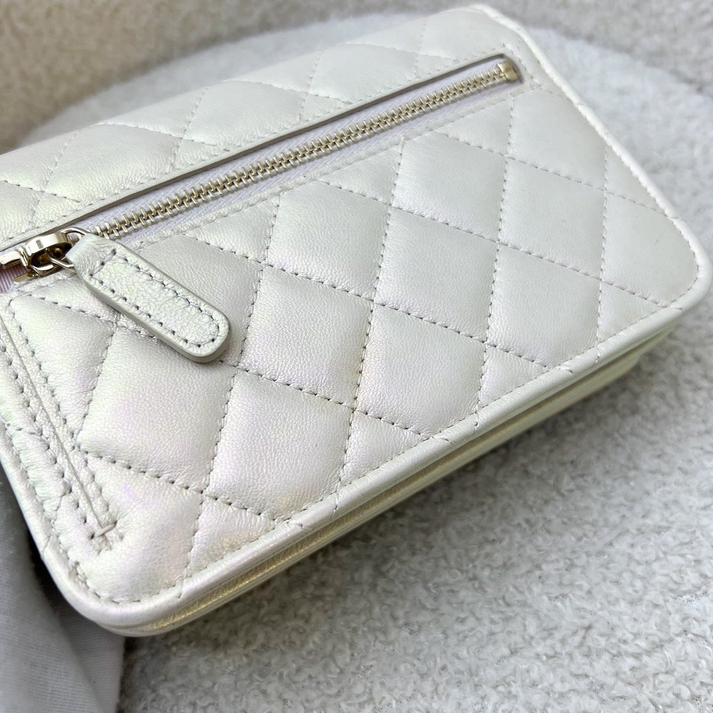 GLM-Mini Wallet On Chain WOC in 20B Iridescent Ivory Lambskin and LGHW (Model: AP1649)