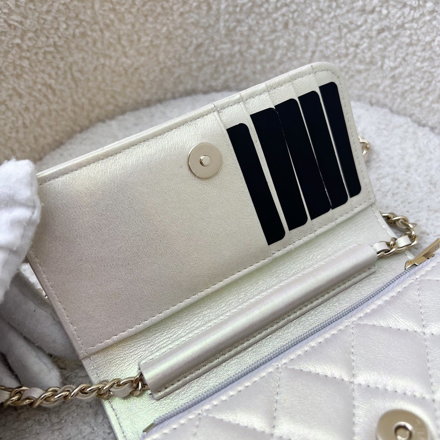 GLM-Mini Wallet On Chain WOC in 20B Iridescent Ivory Lambskin and LGHW (Model: AP1649)