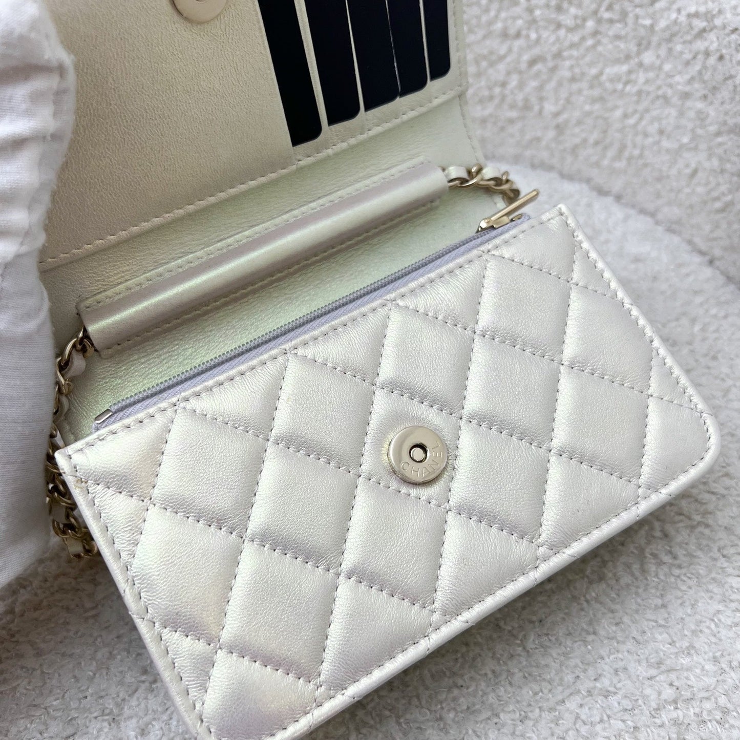 GLM-Mini Wallet On Chain WOC in 20B Iridescent Ivory Lambskin and LGHW (Model: AP1649)