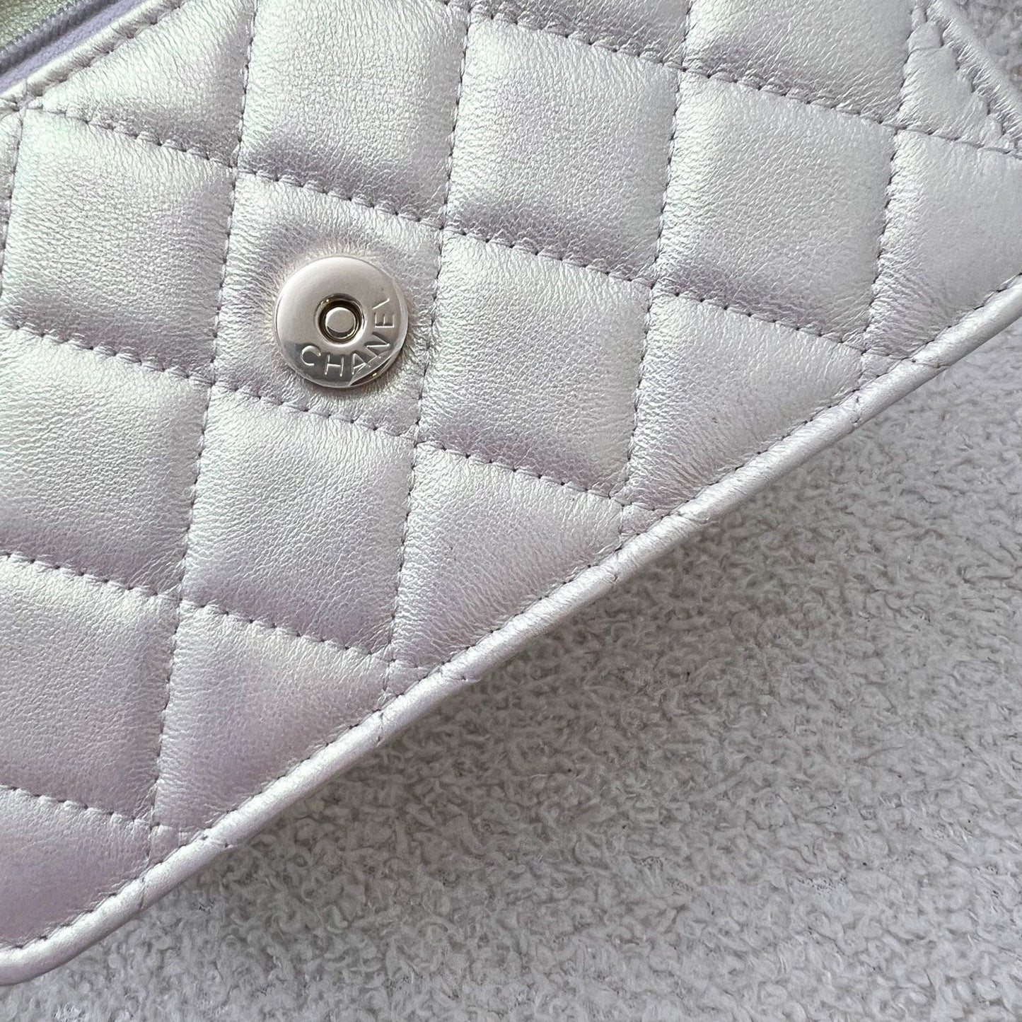 GLM-Mini Wallet On Chain WOC in 20B Iridescent Ivory Lambskin and LGHW (Model: AP1649)