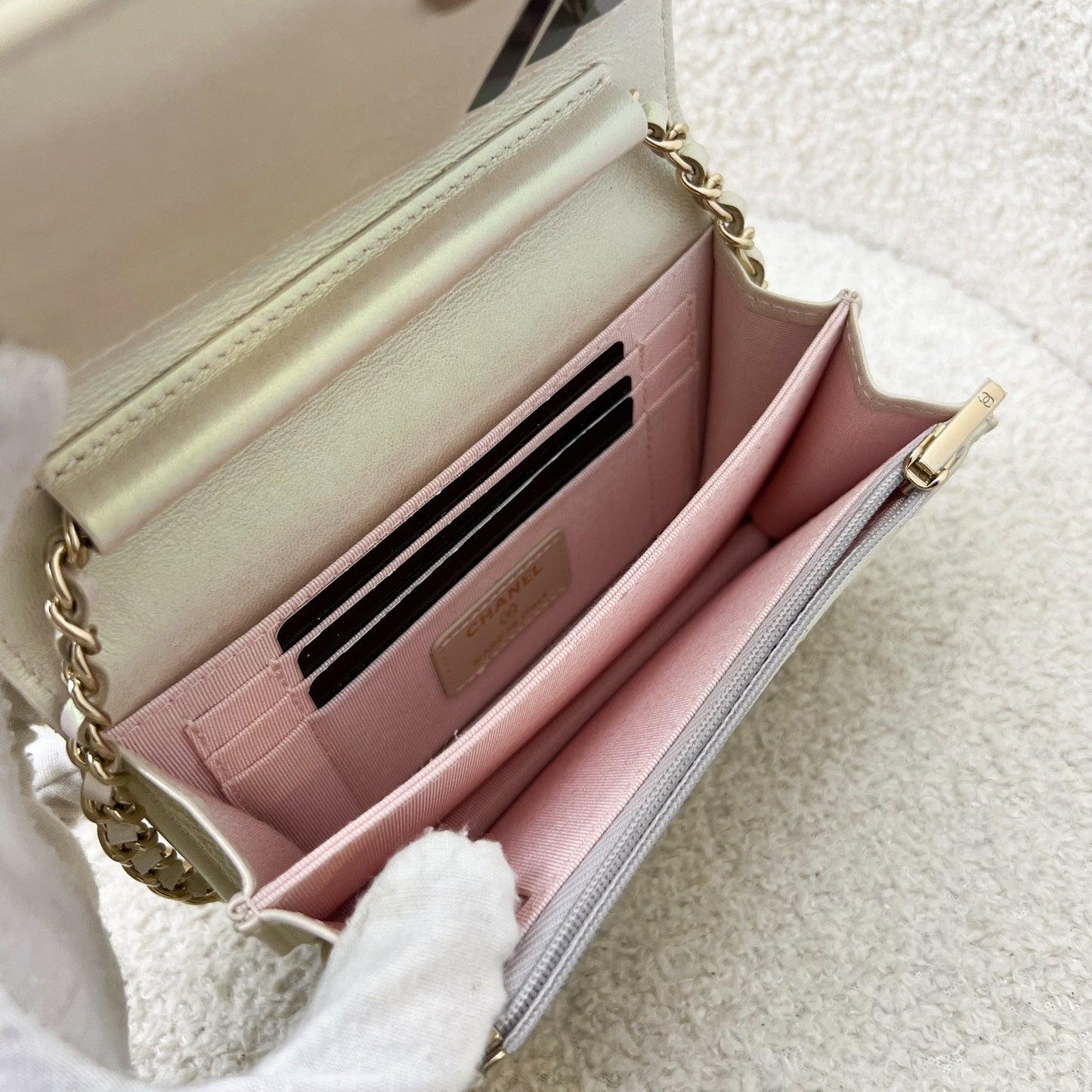 GLM-Mini Wallet On Chain WOC in 20B Iridescent Ivory Lambskin and LGHW (Model: AP1649)