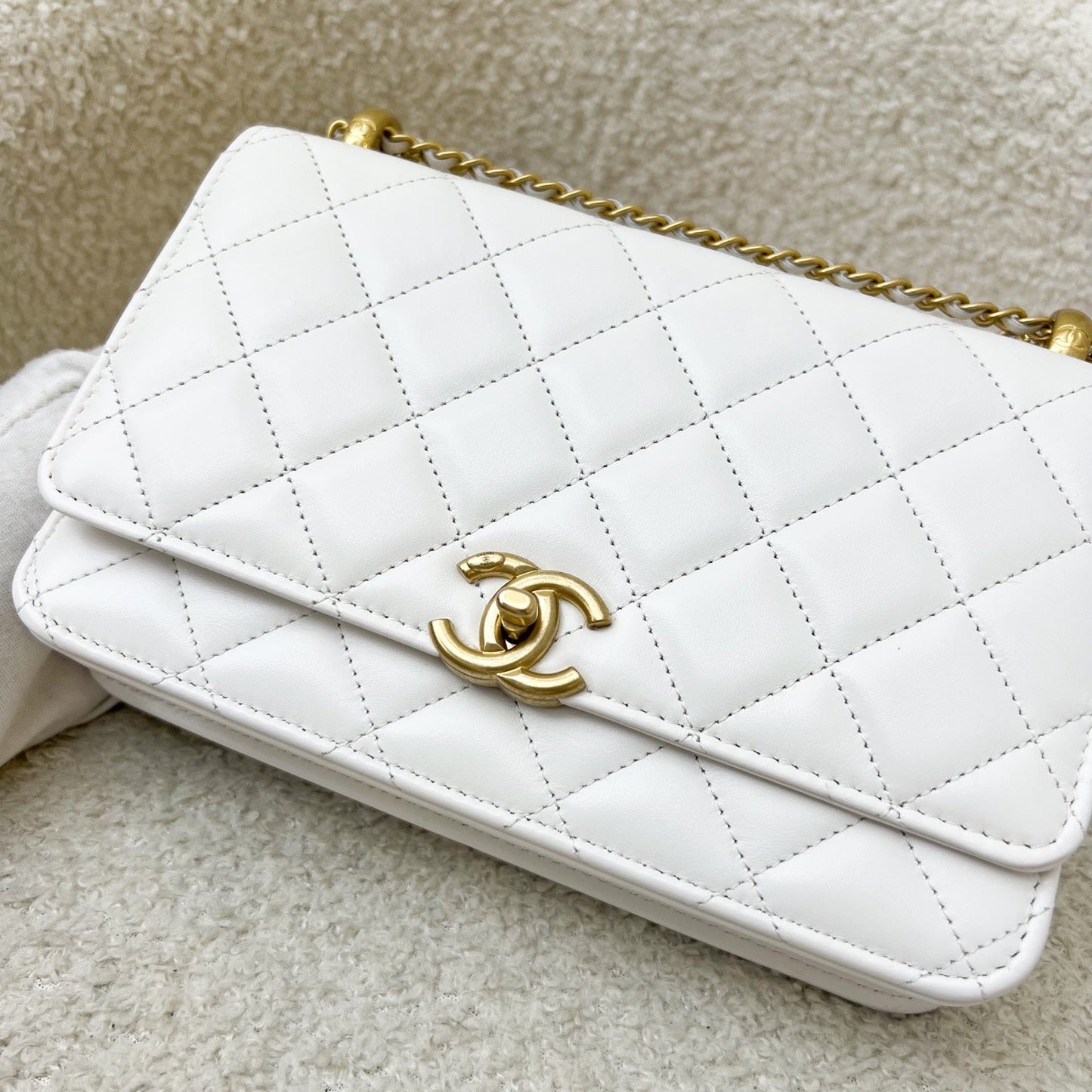 GLM-24C Double Pearl Adjustable Chain Wallet on Chain WOC in White Calfskin and AGHW (Model: AP2289)