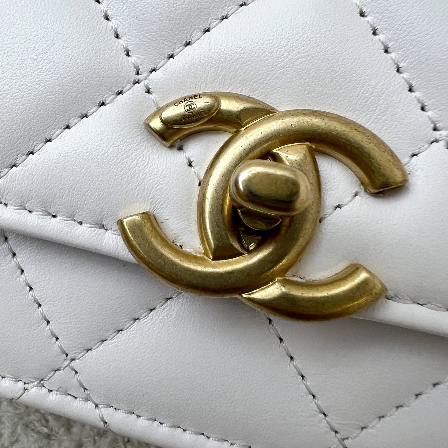 GLM-24C Double Pearl Adjustable Chain Wallet on Chain WOC in White Calfskin and AGHW (Model: AP2289)