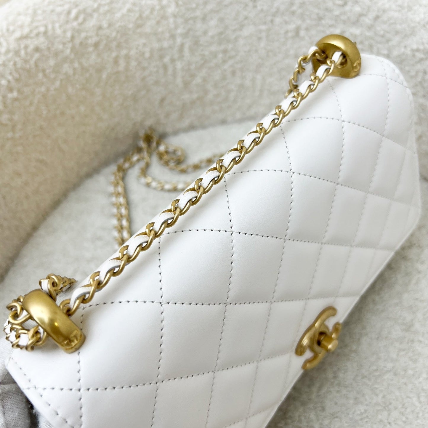 GLM-24C Double Pearl Adjustable Chain Wallet on Chain WOC in White Calfskin and AGHW (Model: AP2289)