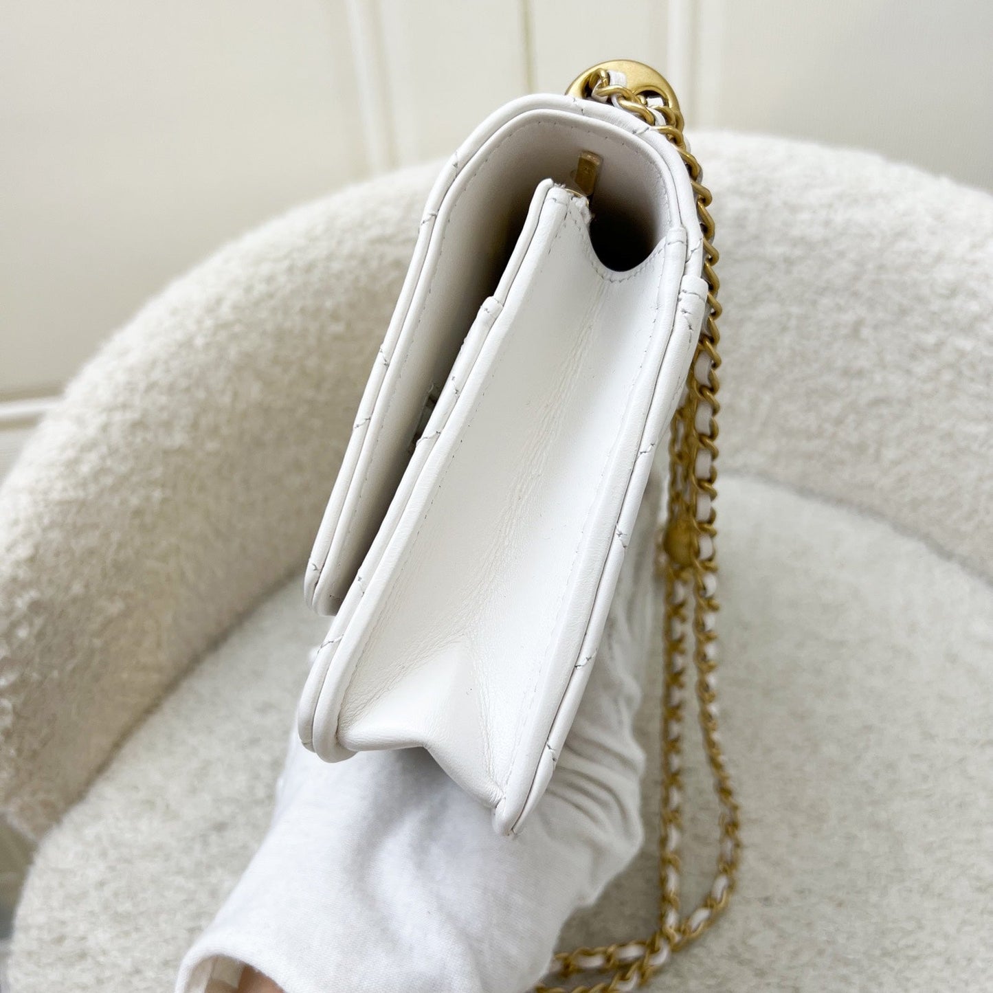 GLM-24C Double Pearl Adjustable Chain Wallet on Chain WOC in White Calfskin and AGHW (Model: AP2289)