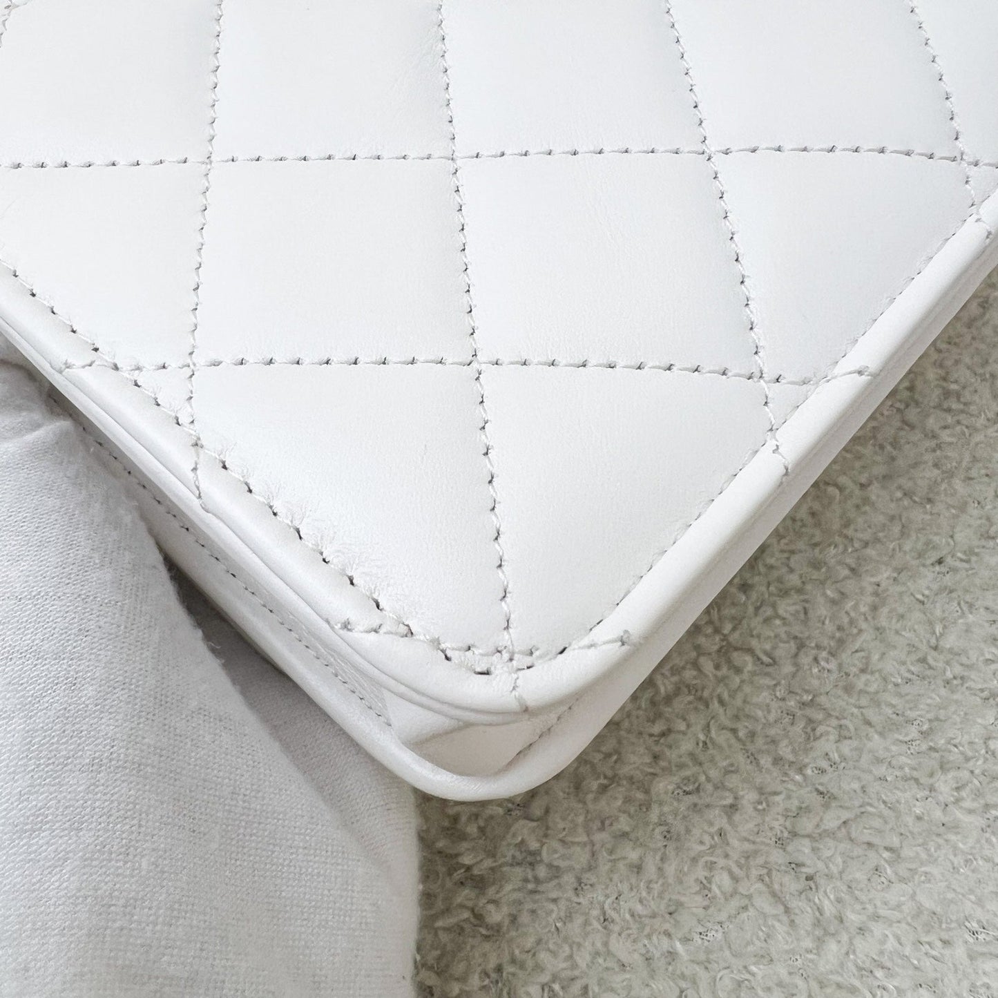 GLM-24C Double Pearl Adjustable Chain Wallet on Chain WOC in White Calfskin and AGHW (Model: AP2289)