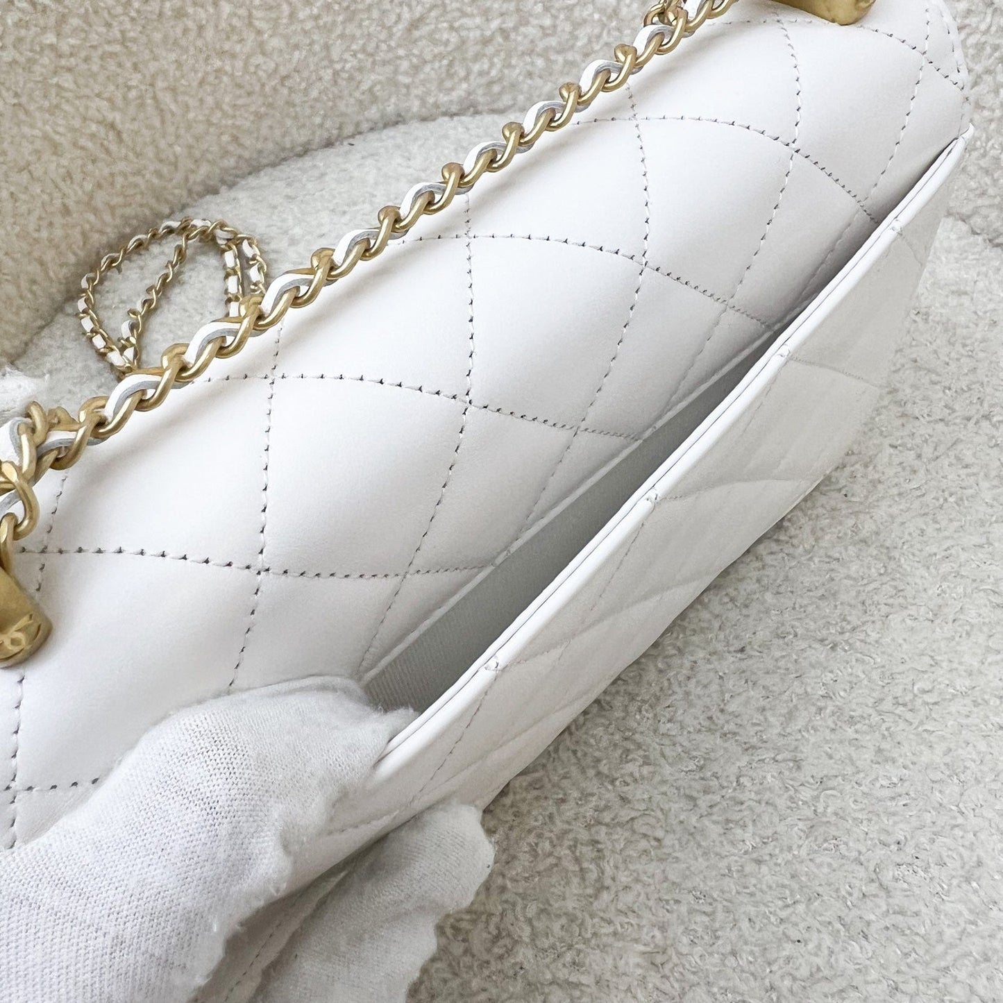 GLM-24C Double Pearl Adjustable Chain Wallet on Chain WOC in White Calfskin and AGHW (Model: AP2289)