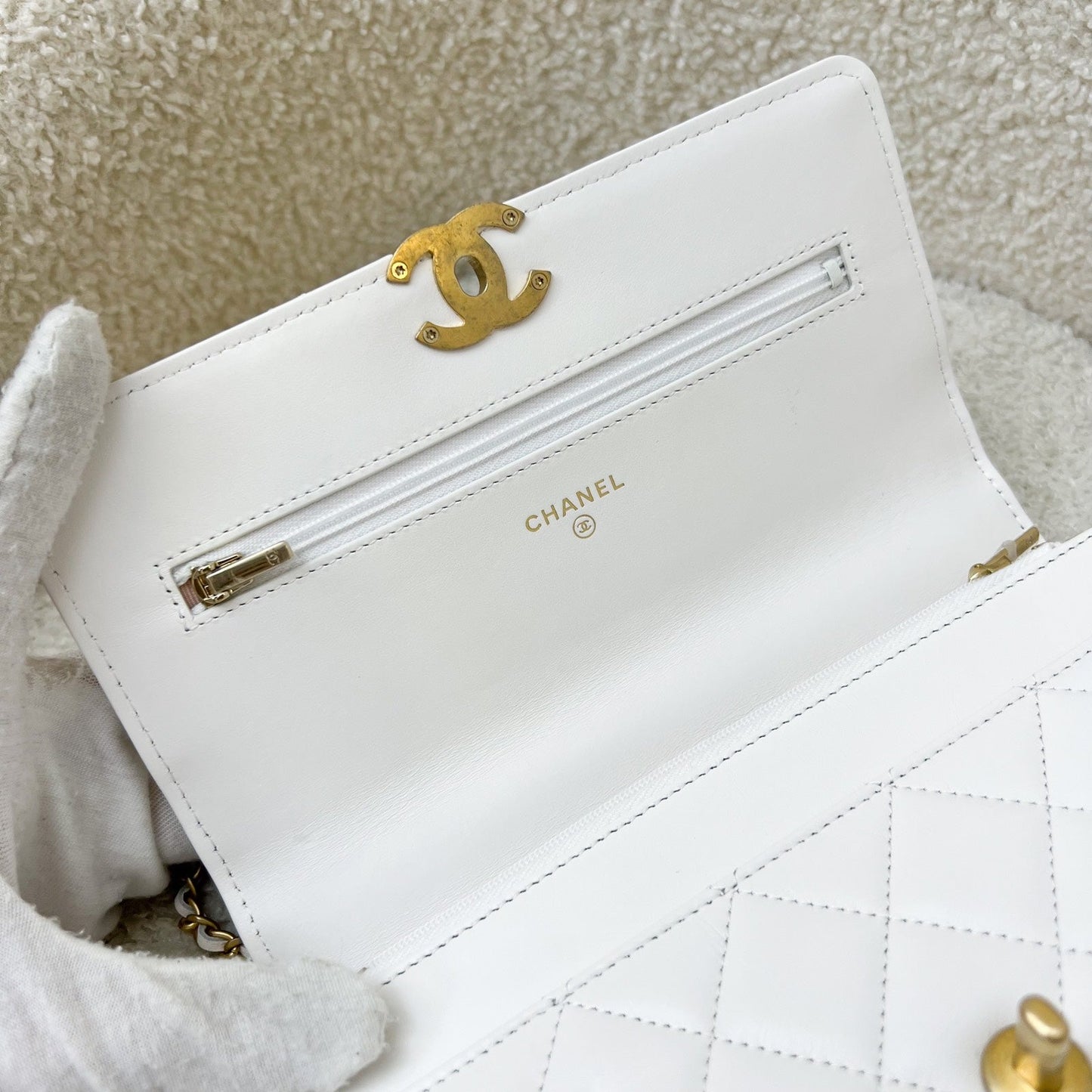 GLM-24C Double Pearl Adjustable Chain Wallet on Chain WOC in White Calfskin and AGHW (Model: AP2289)