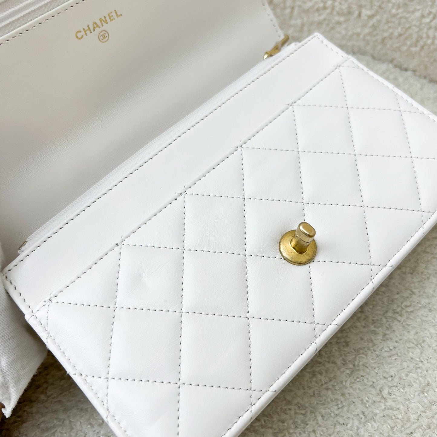 GLM-24C Double Pearl Adjustable Chain Wallet on Chain WOC in White Calfskin and AGHW (Model: AP2289)