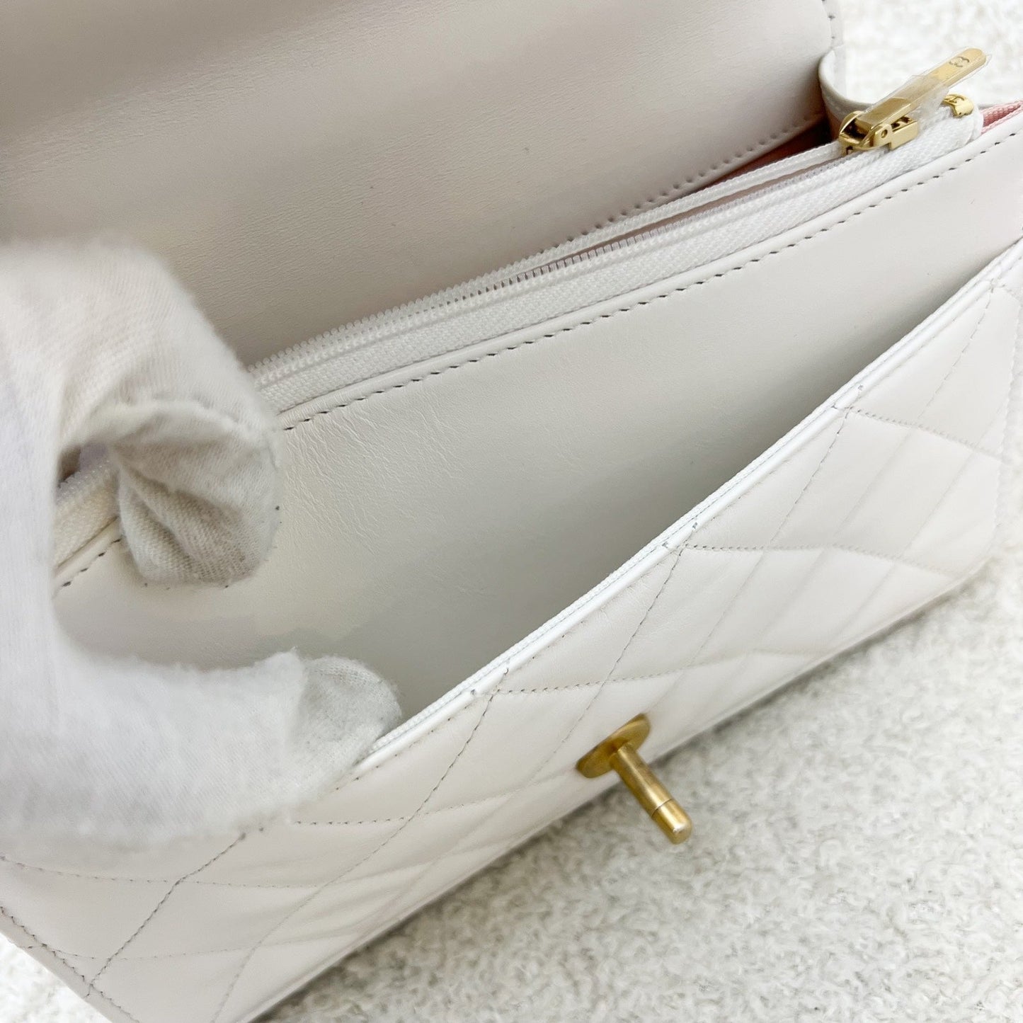 GLM-24C Double Pearl Adjustable Chain Wallet on Chain WOC in White Calfskin and AGHW (Model: AP2289)