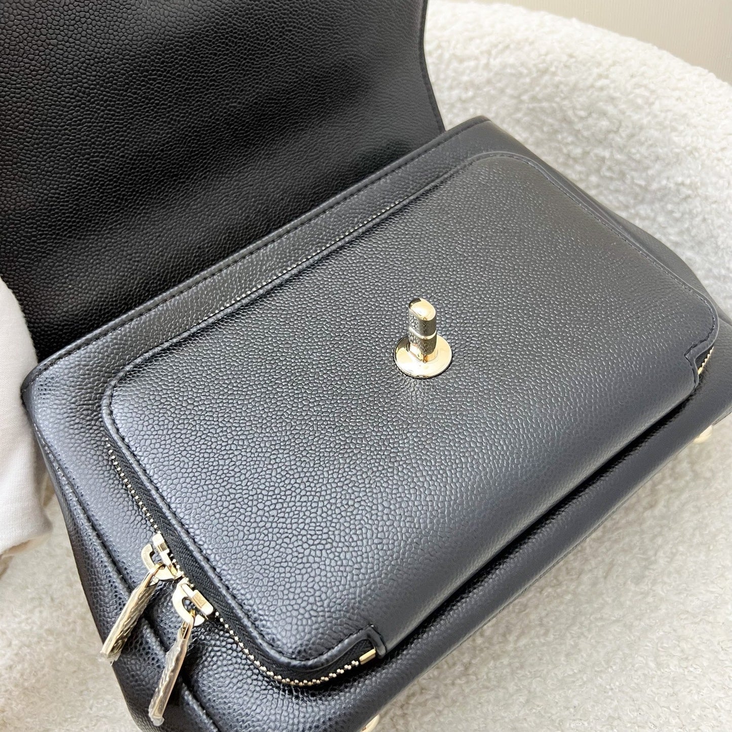 GLM-Medium Business Affinity Flap in Black Caviar and LGHW (Model: A93607)