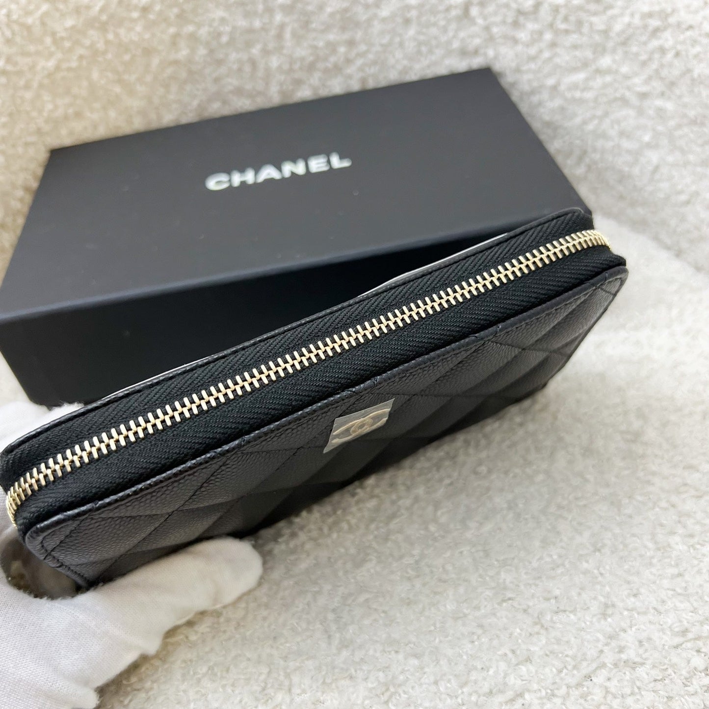 GLM-Classic Medium Zipped Wallet in Black Caviar and LGHW