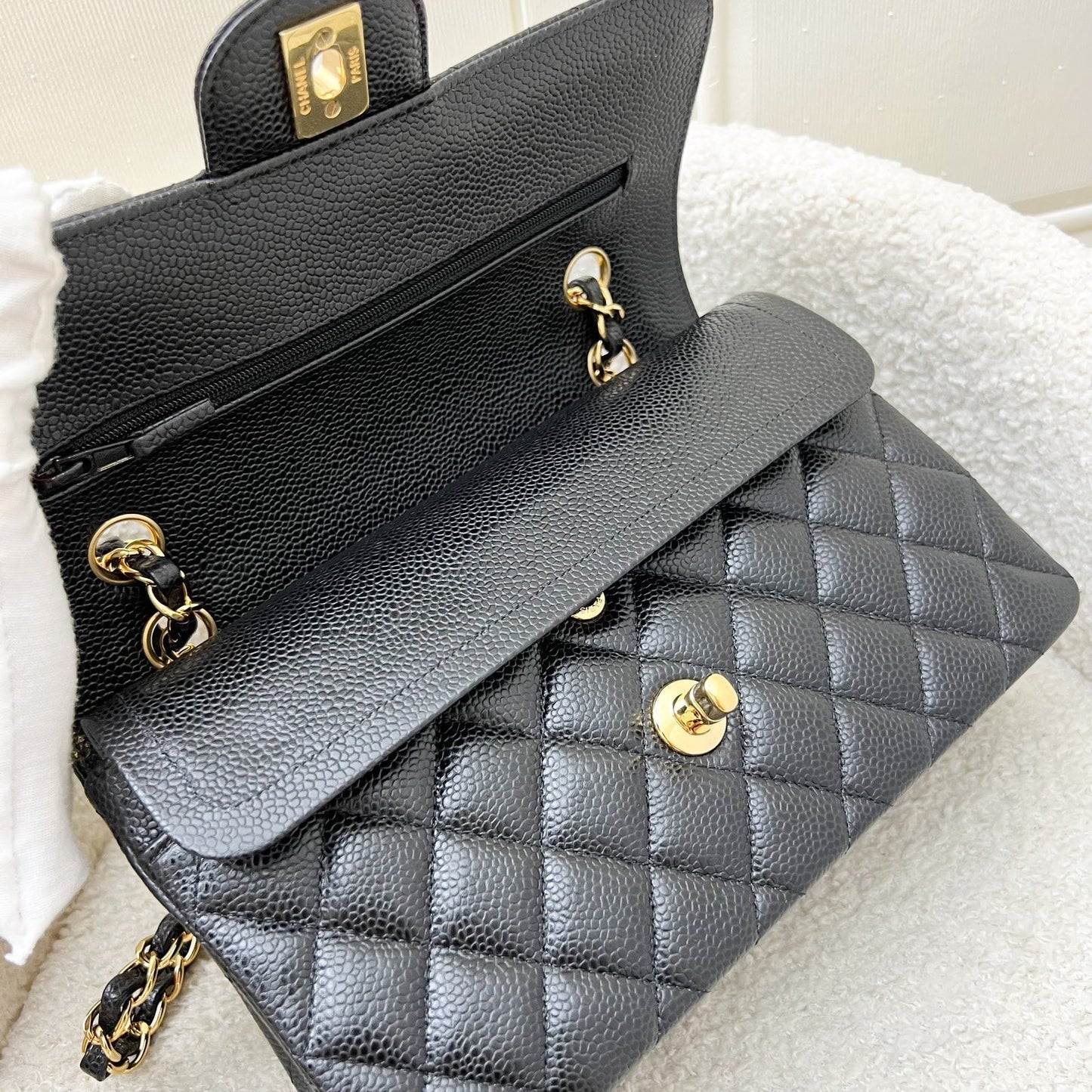 GLM-Small Classic Flap CF in Black Caviar and GHW (Model: A01113)