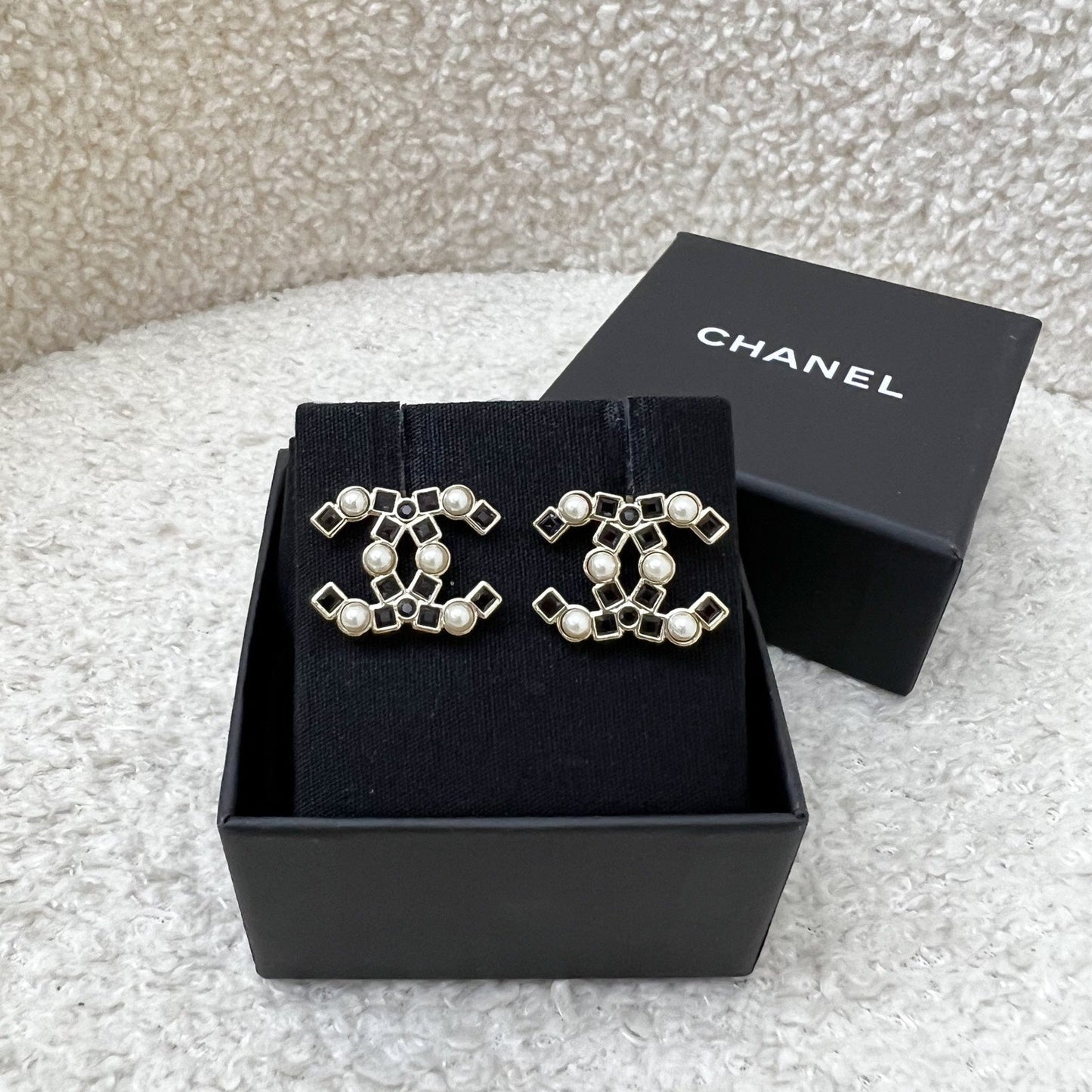 GLM-GLM- Logo Earrings with Pearls and Black Resin in GHW