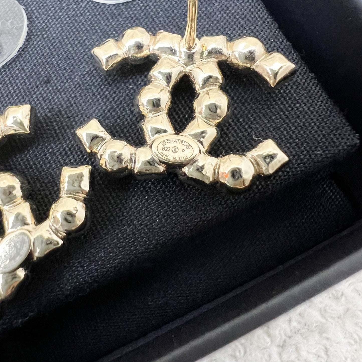 GLM-GLM- Logo Earrings with Pearls and Black Resin in GHW