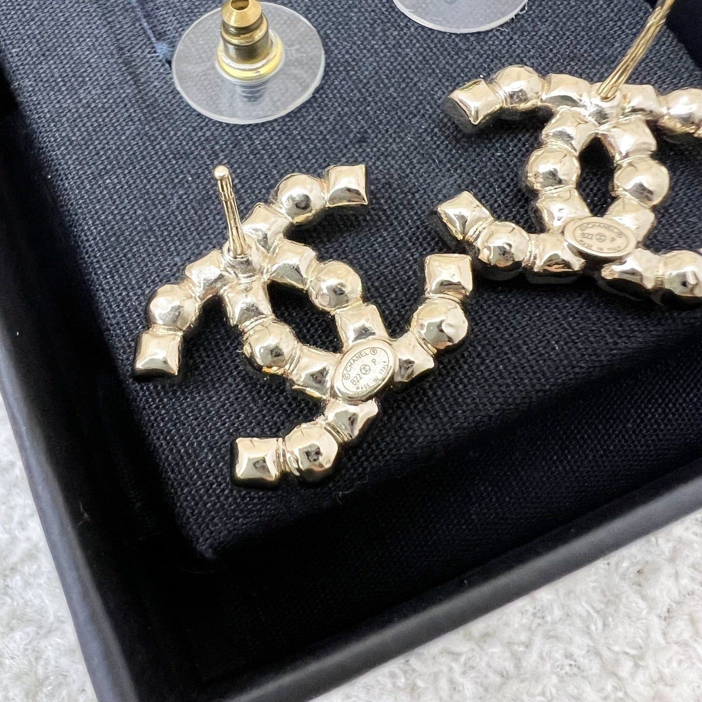 GLM-GLM- Logo Earrings with Pearls and Black Resin in GHW