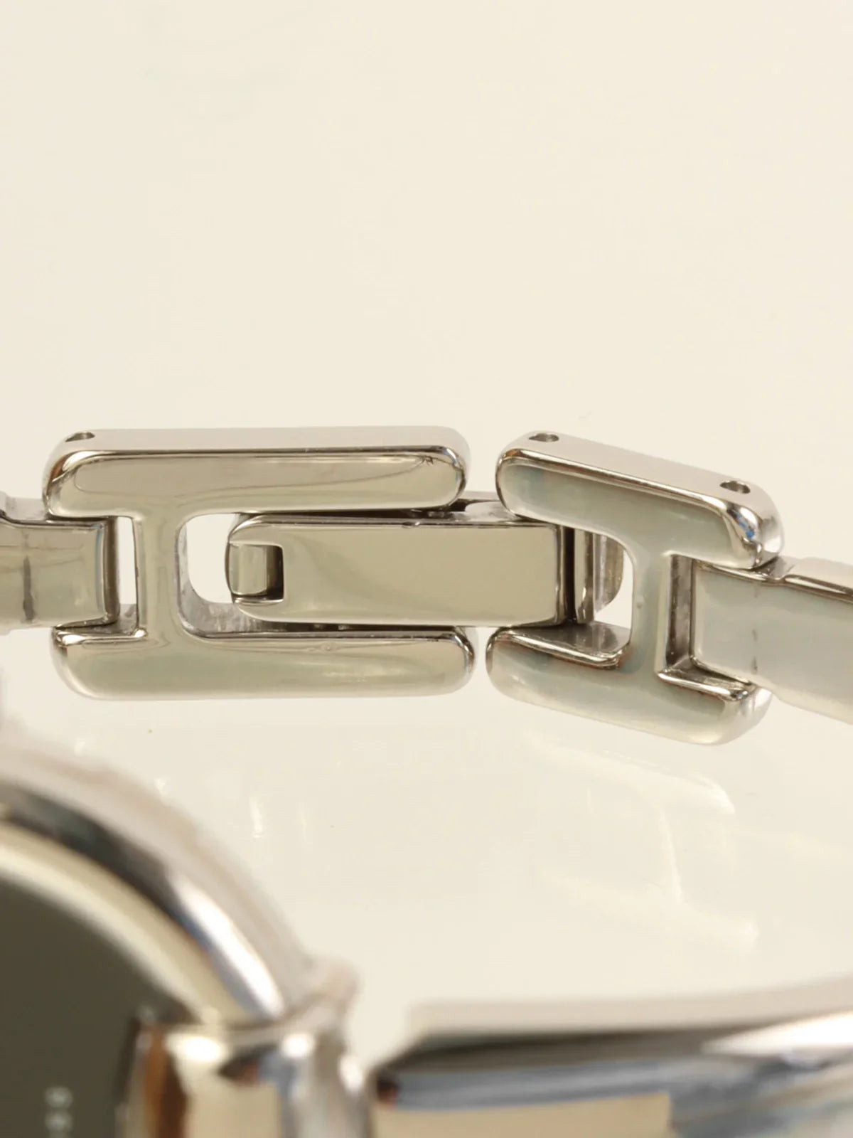 GUCCI Round Face Logo Bangle Watch Silver/Black