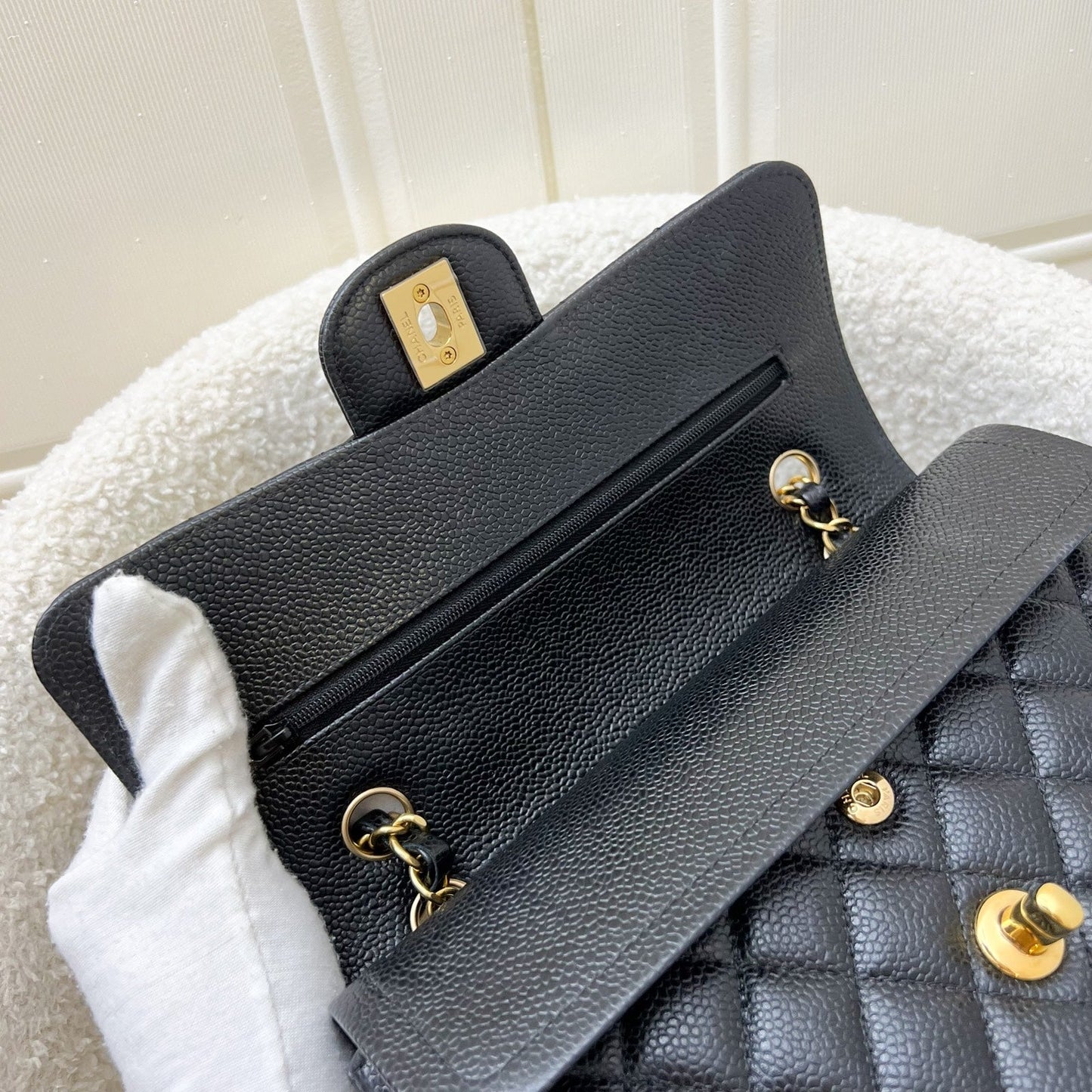 GLM-Small Classic Flap CF in Black Caviar and GHW
