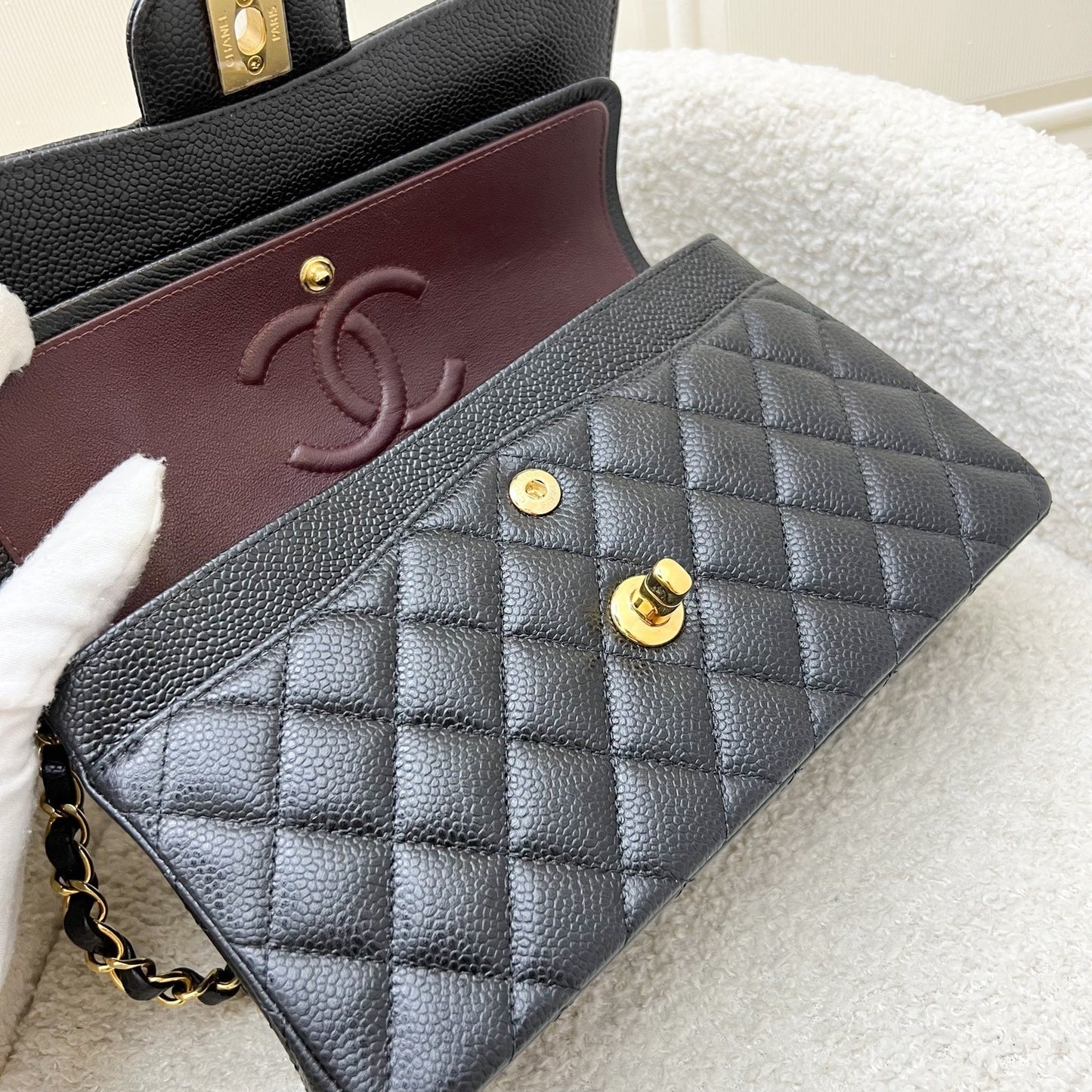 GLM-Small Classic Flap CF in Black Caviar and GHW