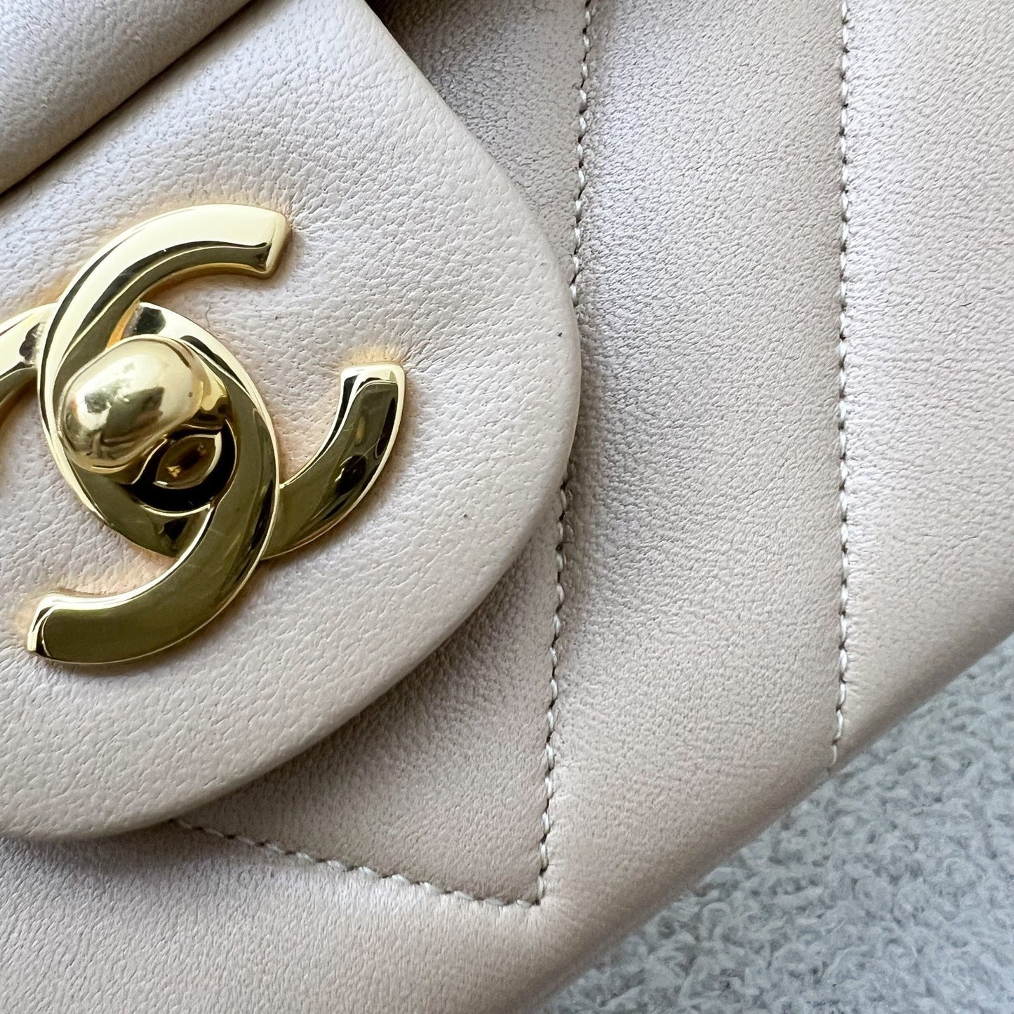 GLM- Medium Classic Flap CF in Chevron Quilted Beige Lambskin and 24K Gold Plated HW