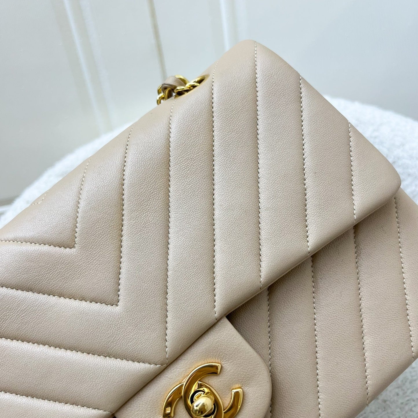GLM- Medium Classic Flap CF in Chevron Quilted Beige Lambskin and 24K Gold Plated HW