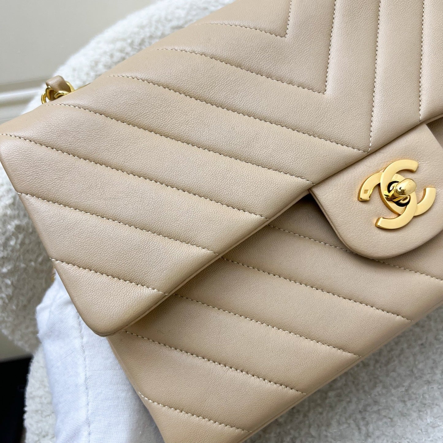 GLM- Medium Classic Flap CF in Chevron Quilted Beige Lambskin and 24K Gold Plated HW