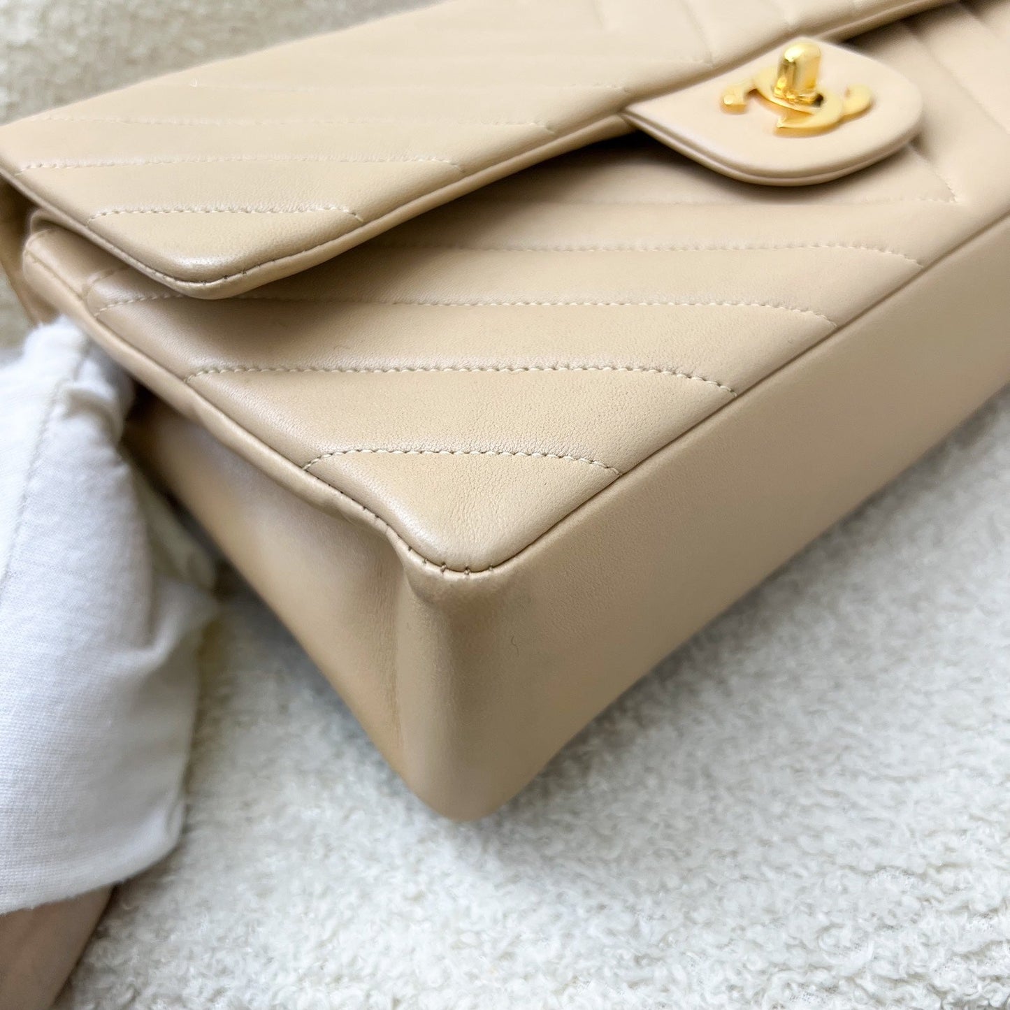 GLM- Medium Classic Flap CF in Chevron Quilted Beige Lambskin and 24K Gold Plated HW