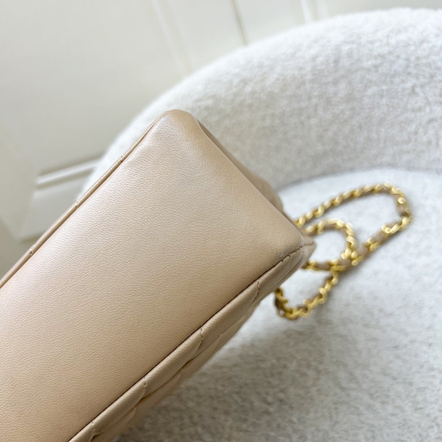 GLM- Medium Classic Flap CF in Chevron Quilted Beige Lambskin and 24K Gold Plated HW