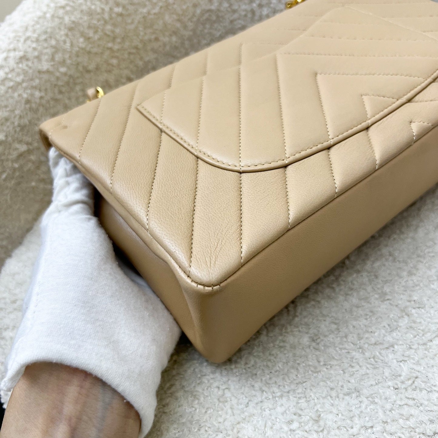 GLM- Medium Classic Flap CF in Chevron Quilted Beige Lambskin and 24K Gold Plated HW