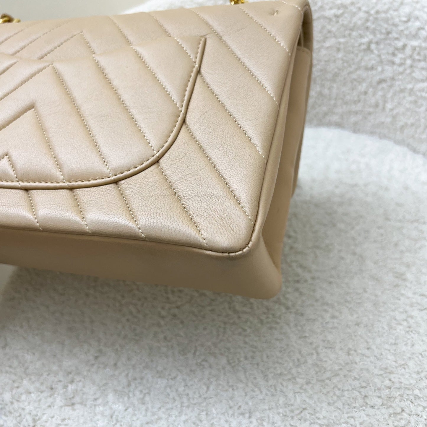 GLM- Medium Classic Flap CF in Chevron Quilted Beige Lambskin and 24K Gold Plated HW
