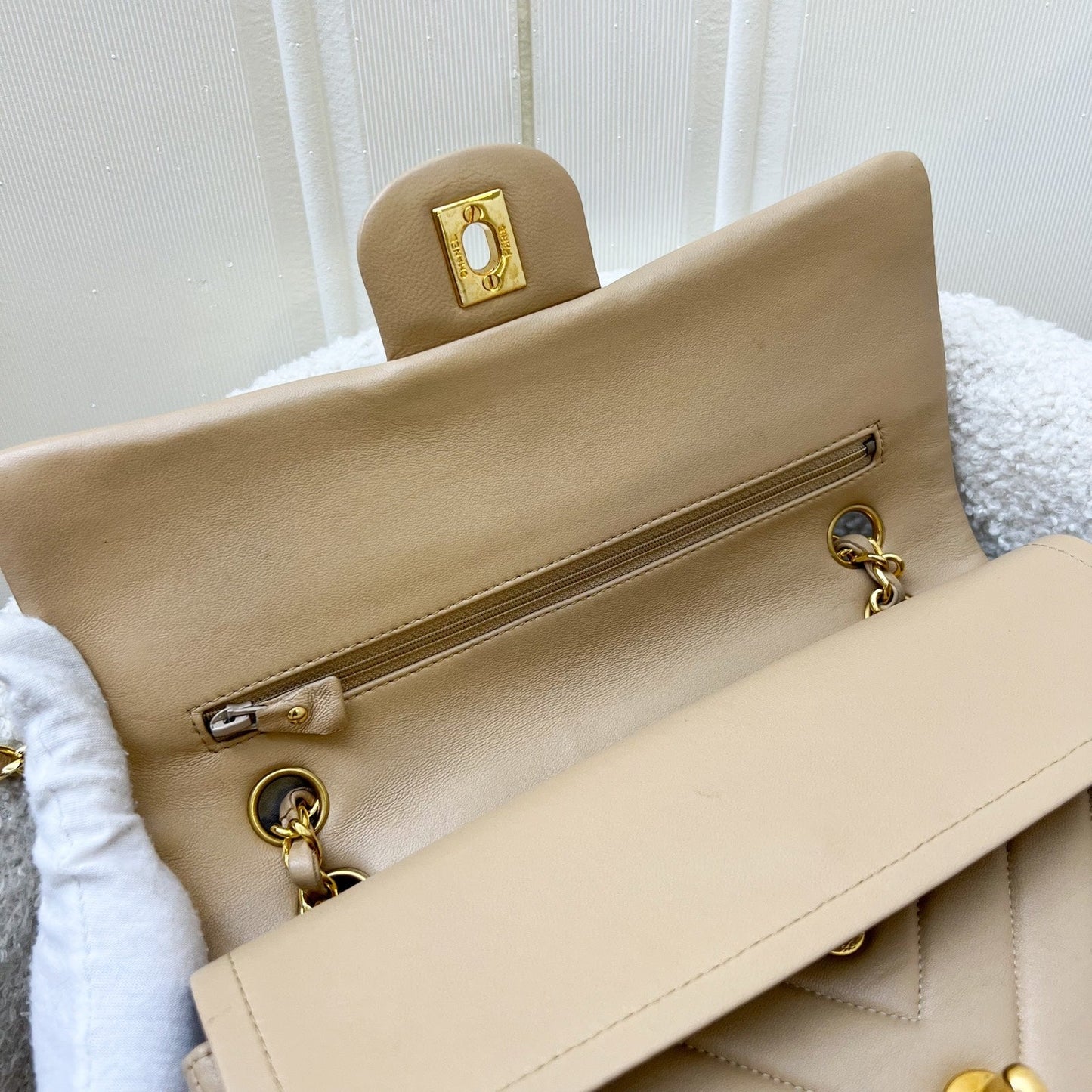GLM- Medium Classic Flap CF in Chevron Quilted Beige Lambskin and 24K Gold Plated HW