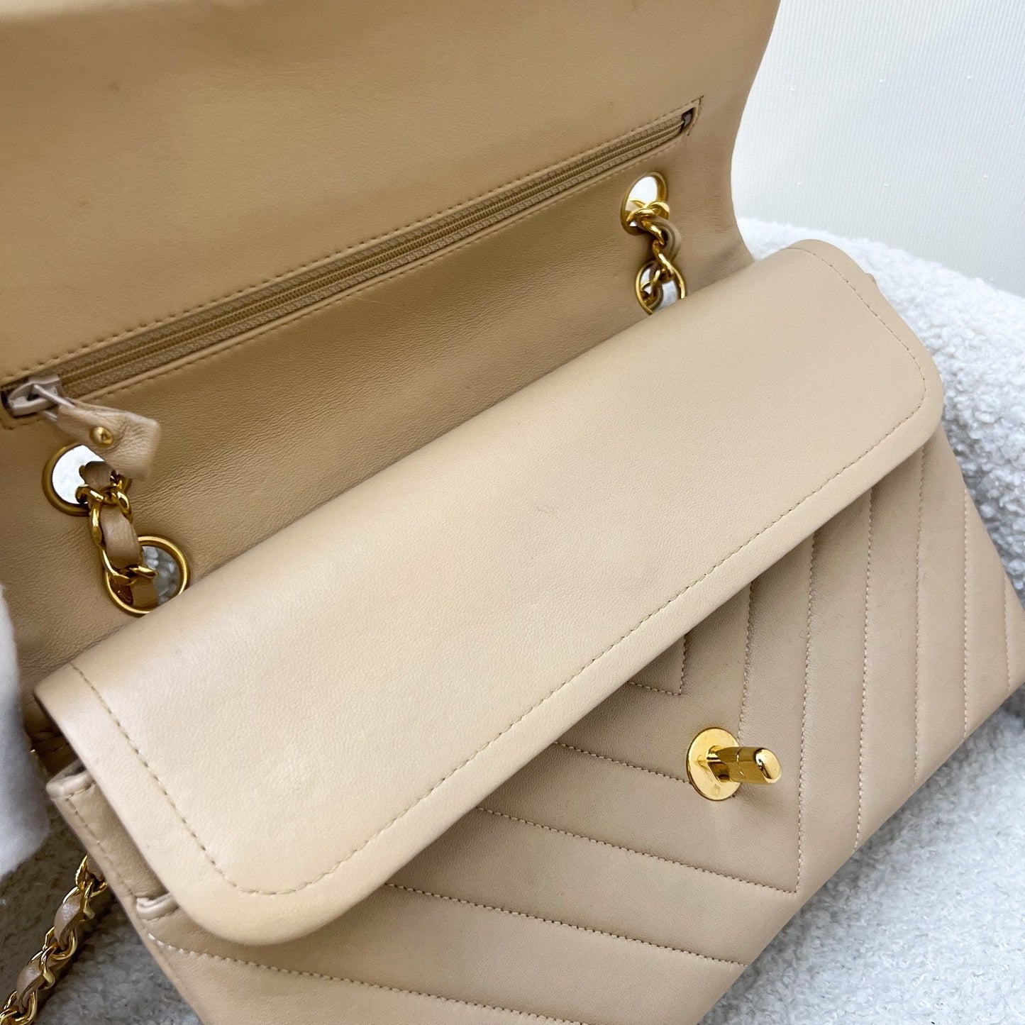 GLM- Medium Classic Flap CF in Chevron Quilted Beige Lambskin and 24K Gold Plated HW