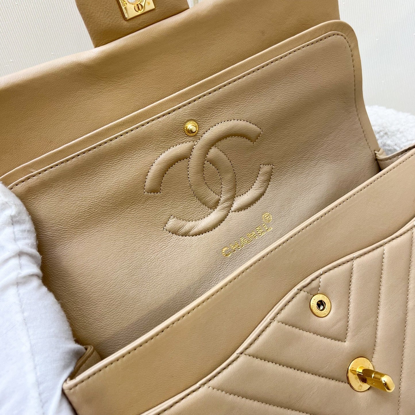 GLM- Medium Classic Flap CF in Chevron Quilted Beige Lambskin and 24K Gold Plated HW