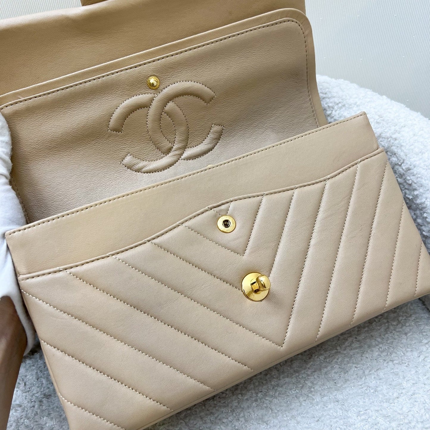 GLM- Medium Classic Flap CF in Chevron Quilted Beige Lambskin and 24K Gold Plated HW