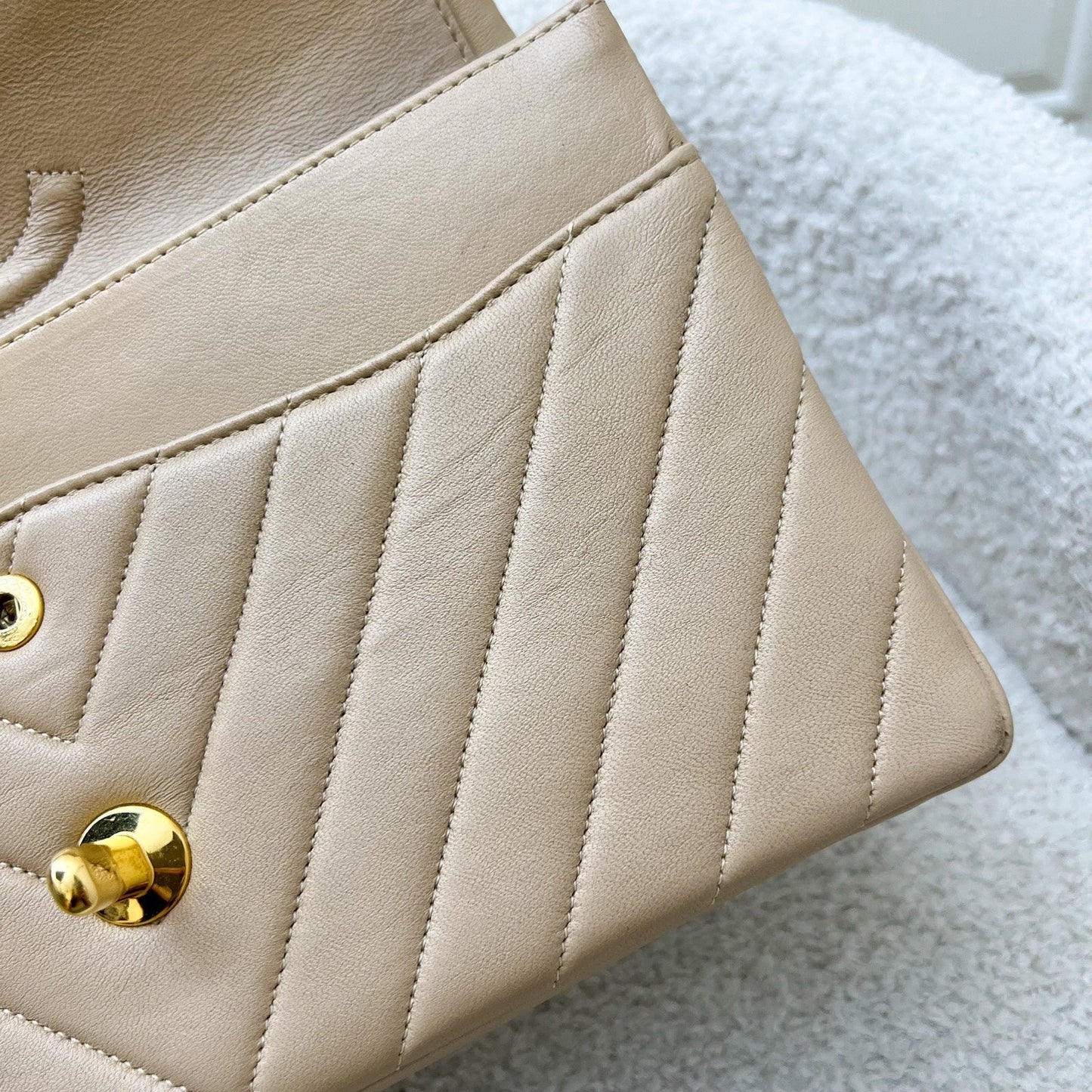 GLM- Medium Classic Flap CF in Chevron Quilted Beige Lambskin and 24K Gold Plated HW