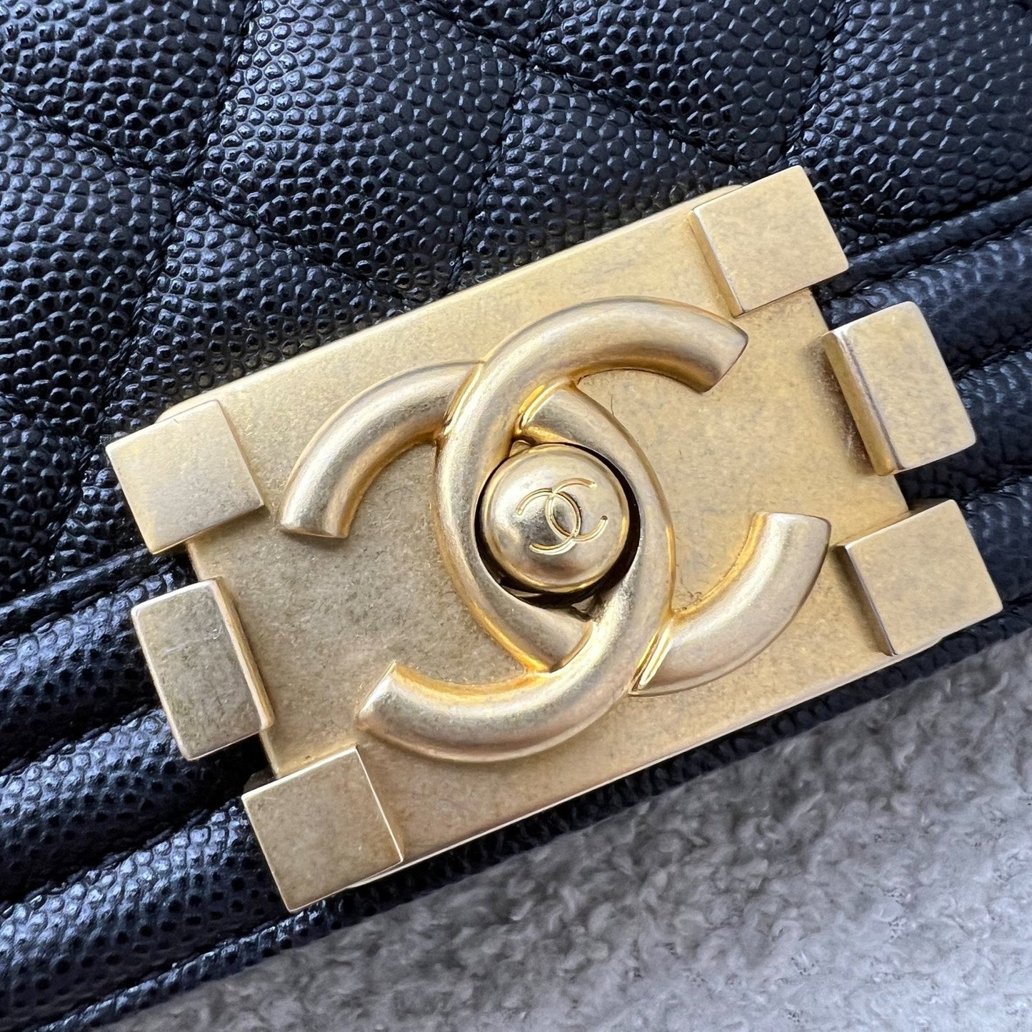 GLM-Medium 25cm Boy Flap in Black Caviar and AGHW