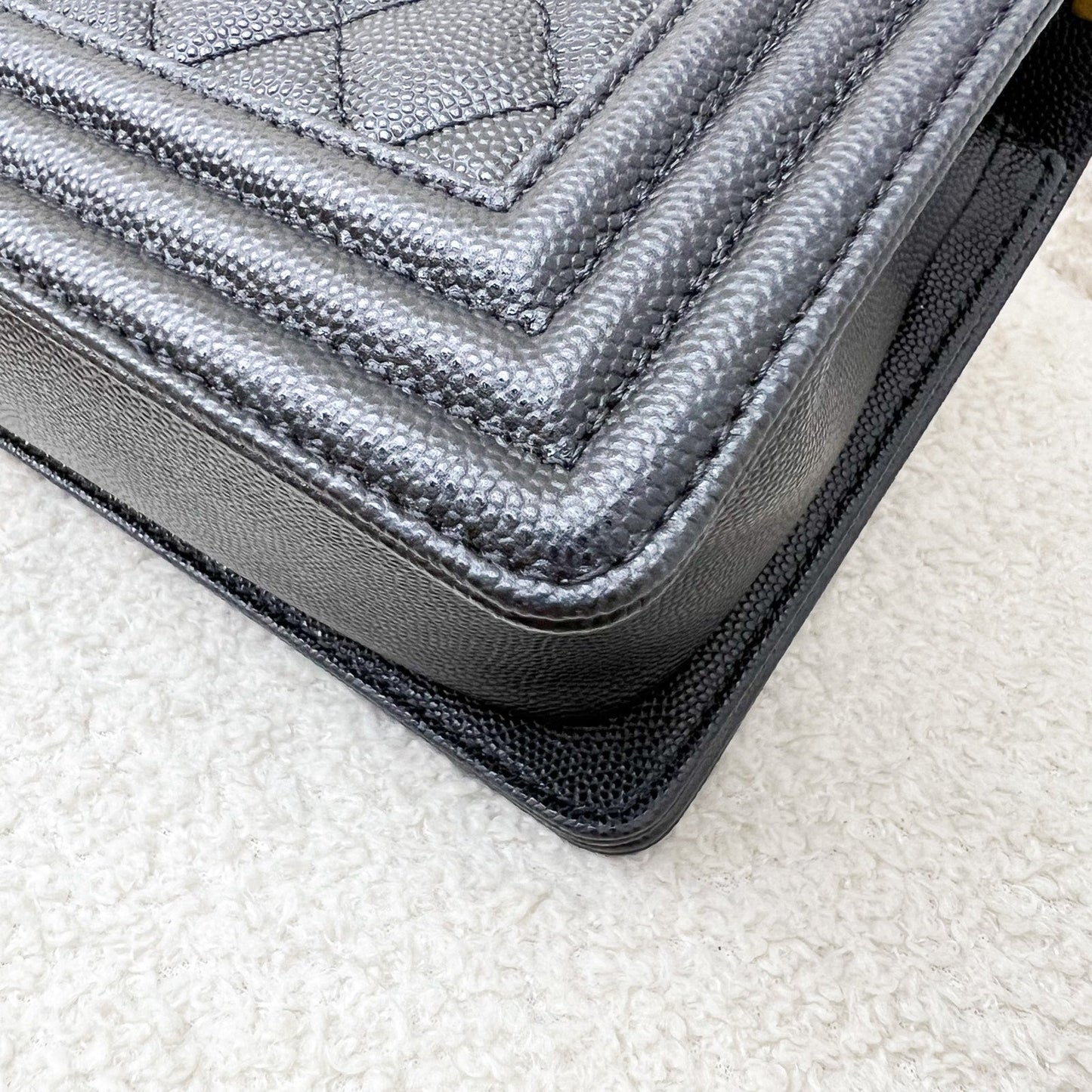 GLM-Medium 25cm Boy Flap in Black Caviar and AGHW