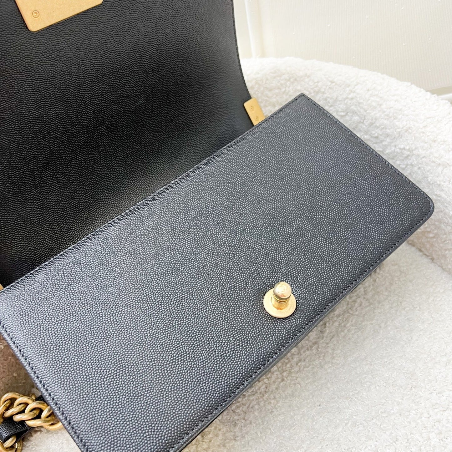 GLM-Medium 25cm Boy Flap in Black Caviar and AGHW