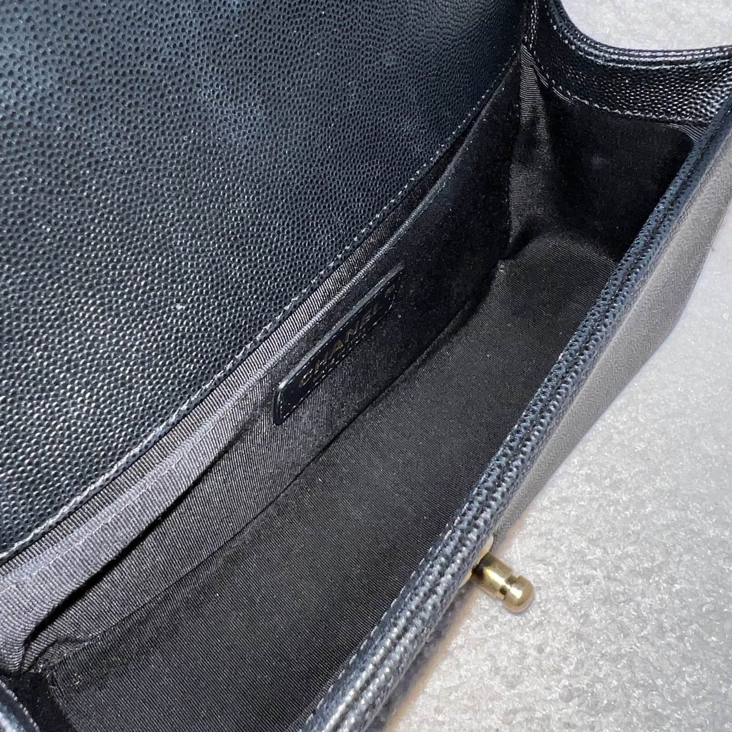 GLM-Medium 25cm Boy Flap in Black Caviar and AGHW