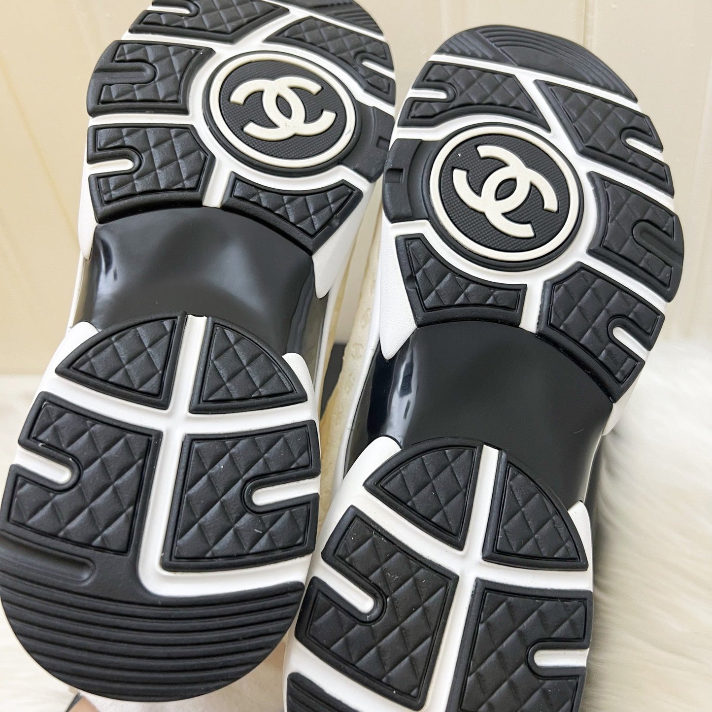 GLM-GLM- Logo Printed Sneakers in White Sz 38.5