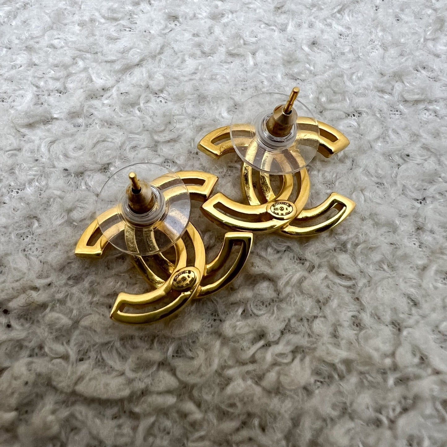 GLM-20K GLM- Logo Earrings in GHW