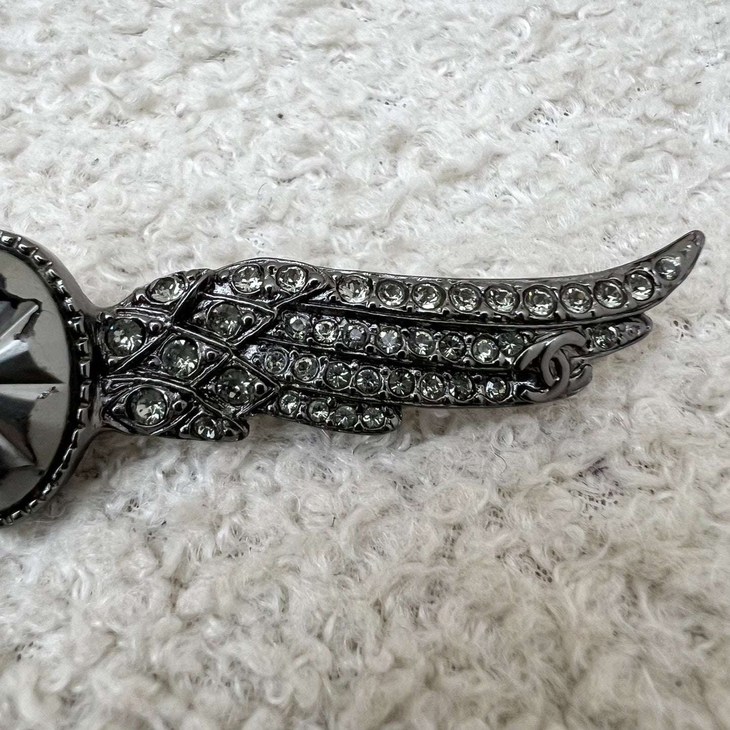 GLM-16S Wings Brooch in Dark Gunmetal HW